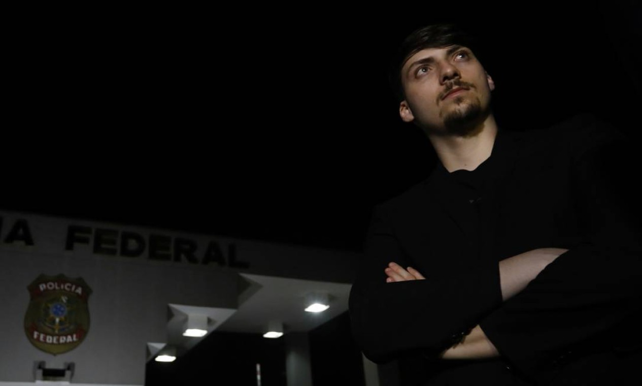 Jair Renan Bolsonaro na frente da Superintendência da Polícia Federal, em Brasília. Jovem é alvo de investigação que apura a prática de tráfico de influência e corrupção no governo Foto: Cristiano Mariz / Agência O Globo