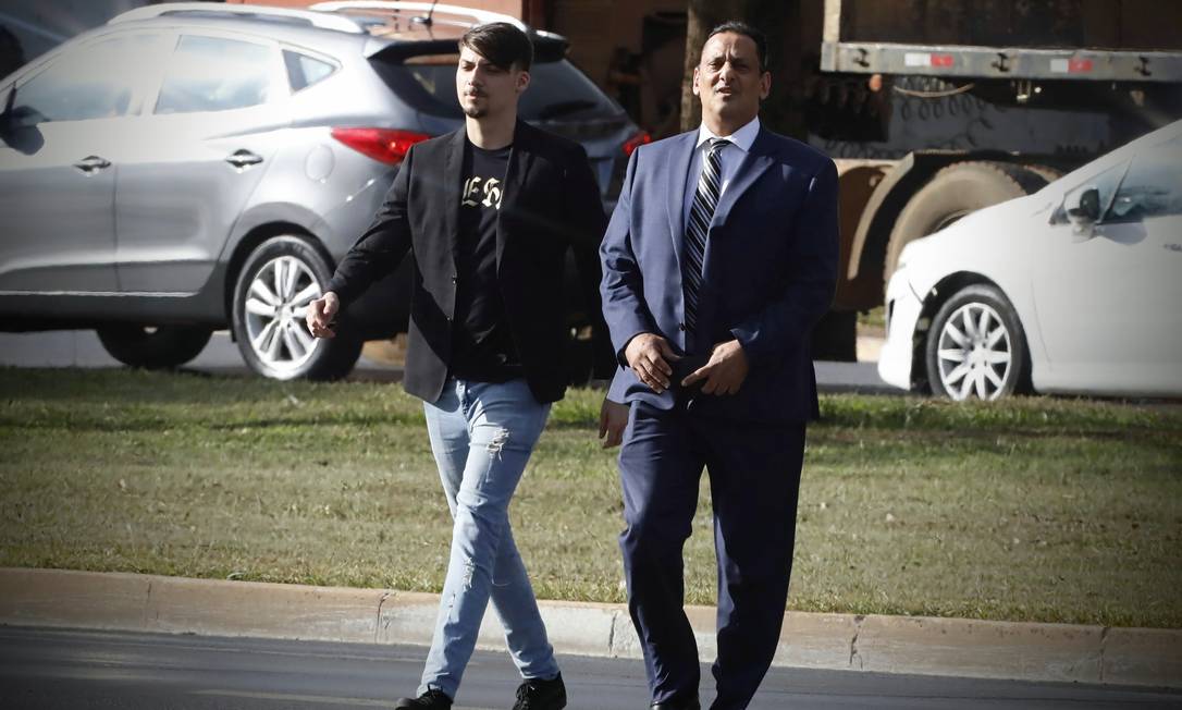 Jair Renan Bolsonaro acompanhado pelo advogado Frederick Wassef chega à Superintendência da Polícia Federal em Brasília para depor Foto: Cristiano Mariz / Agência O Globo/07-03-2022