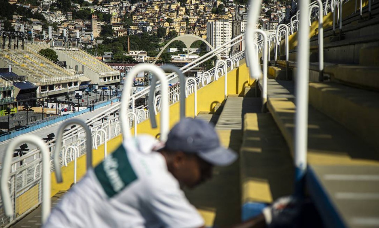 Trabalhador faz últimos retoques na pintura das arquibancadas da Marquês de Sapucaí Foto: Hermes de Paula / Agência O Globo