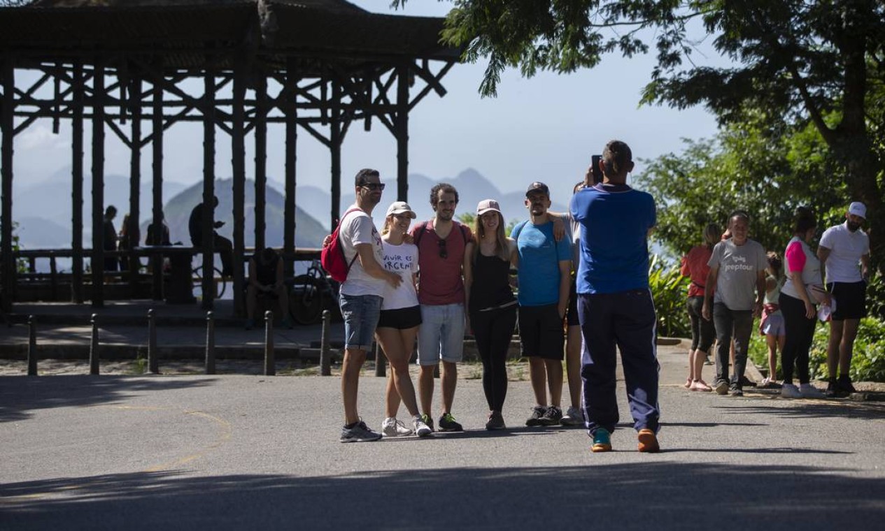 Turistas posam para foto na Vista Chinesa, no Parque Nacional da Tijuca Foto: Marcia Foletto / Agência O Globo