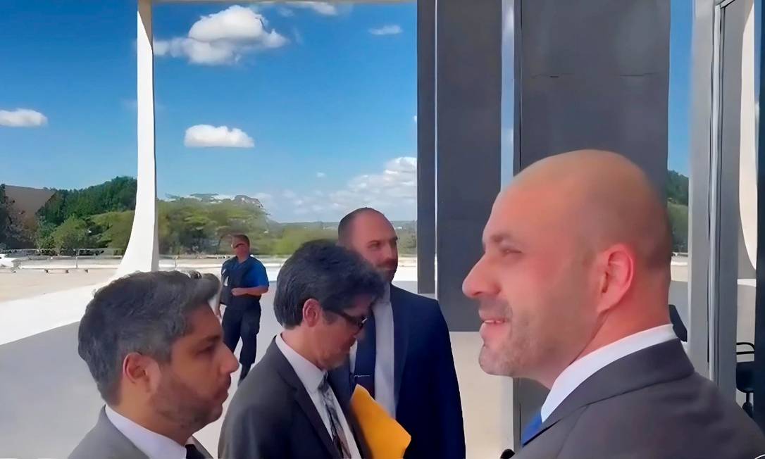 Daniel Silveia e Eduardo Bolsonaro são barrados no STF Foto: Reprodução TV