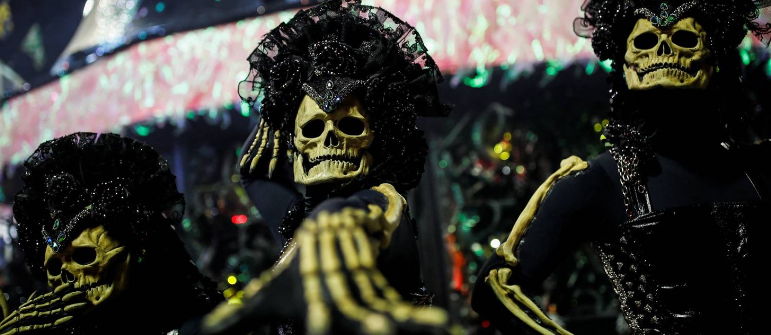 Escola de Niterói traça paralelo entre o carnaval deste ano e o de 1919, reazlizado logo após a pandemia da gripe espanhola Foto: Amanda Perobelli / Reuters