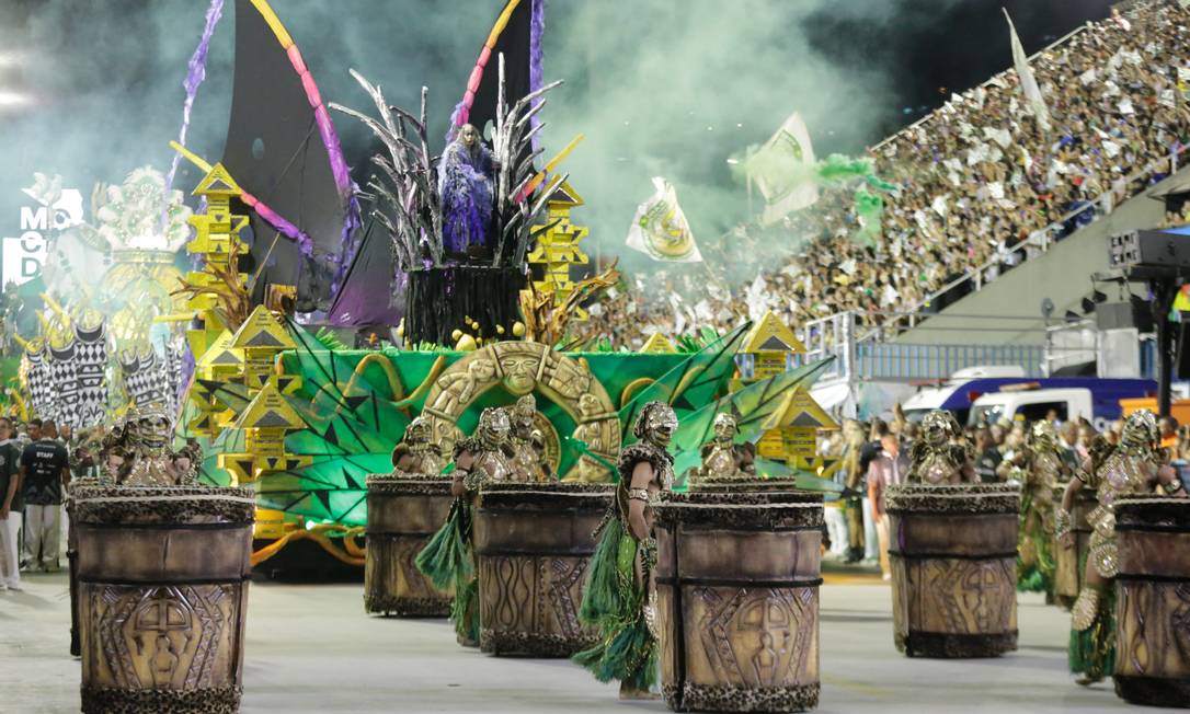 Com tambores que se movimentam, comissão de frente encena história de Oxóssi Foto: Domingos Peixoto / Agência O Globo