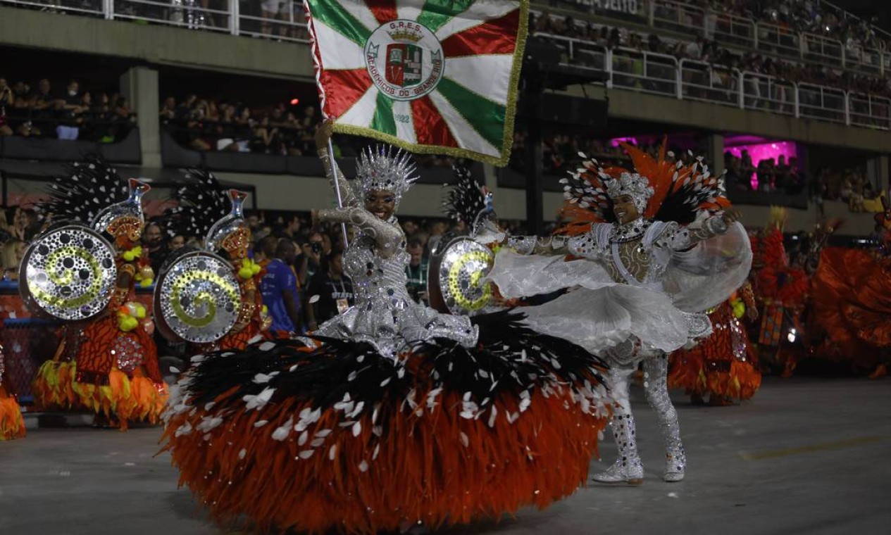 Casal de mestre-sala e porta-bandeira representando a "Criação" Foto: Ailton de Freitas / Agência O Globo