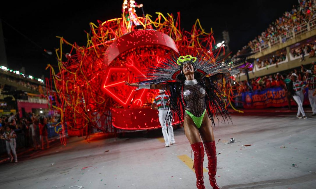 A cantora Pocah desfila como destaque da Grande Rio Foto: AMANDA PEROBELLI / REUTERS