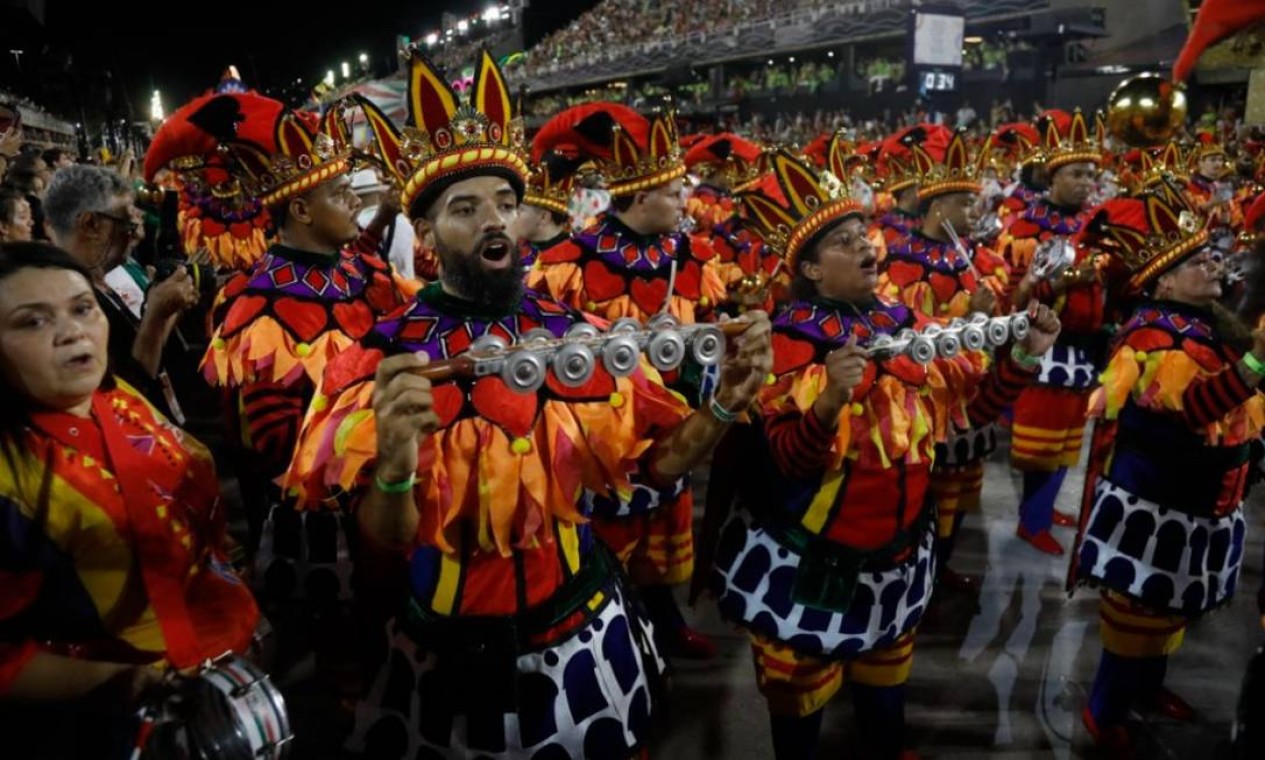 Comandada por Mestre Fafá, a bateria da Grande Rio levou Estandarte de Ouro Foto: Brenno Carvalho / agência o Globo