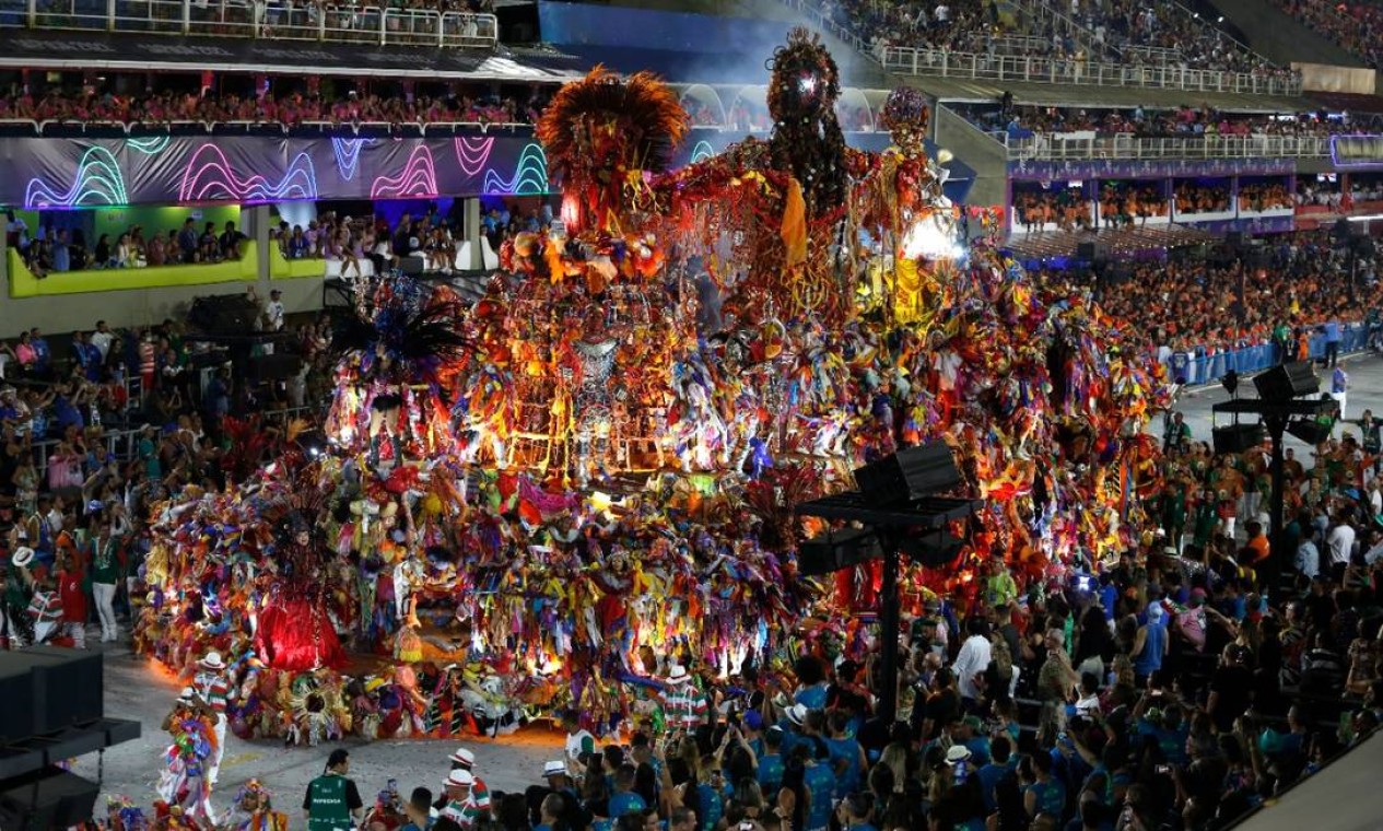 Encerrando a noite da Grande Rio, o carro alegórico 'Fala, Majeté' foi criado a partir de materiais reutilizados. Alegoria deu o prêmio na categoria Fernando Pamplona para a escola Foto: Fabio Rossi / Agência O Globo