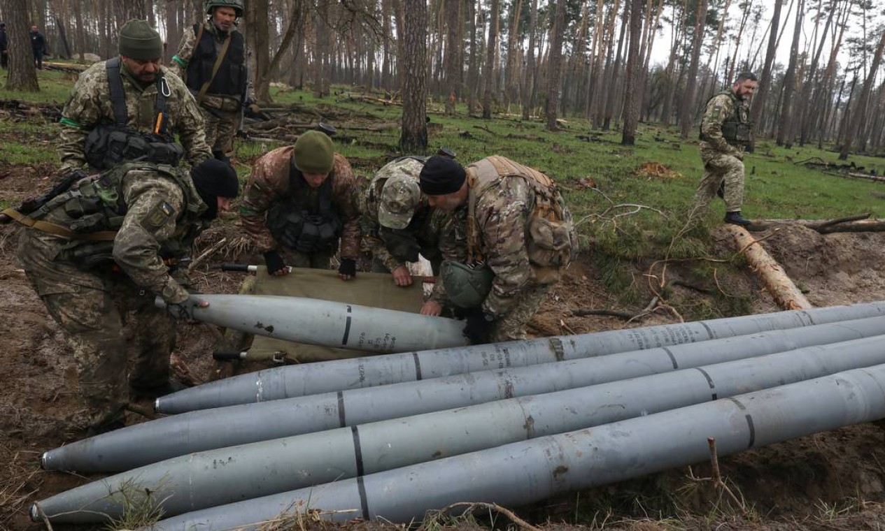 Sabotadores destroem bombas de aviação em Kiev Foto: STRINGER / REUTERS