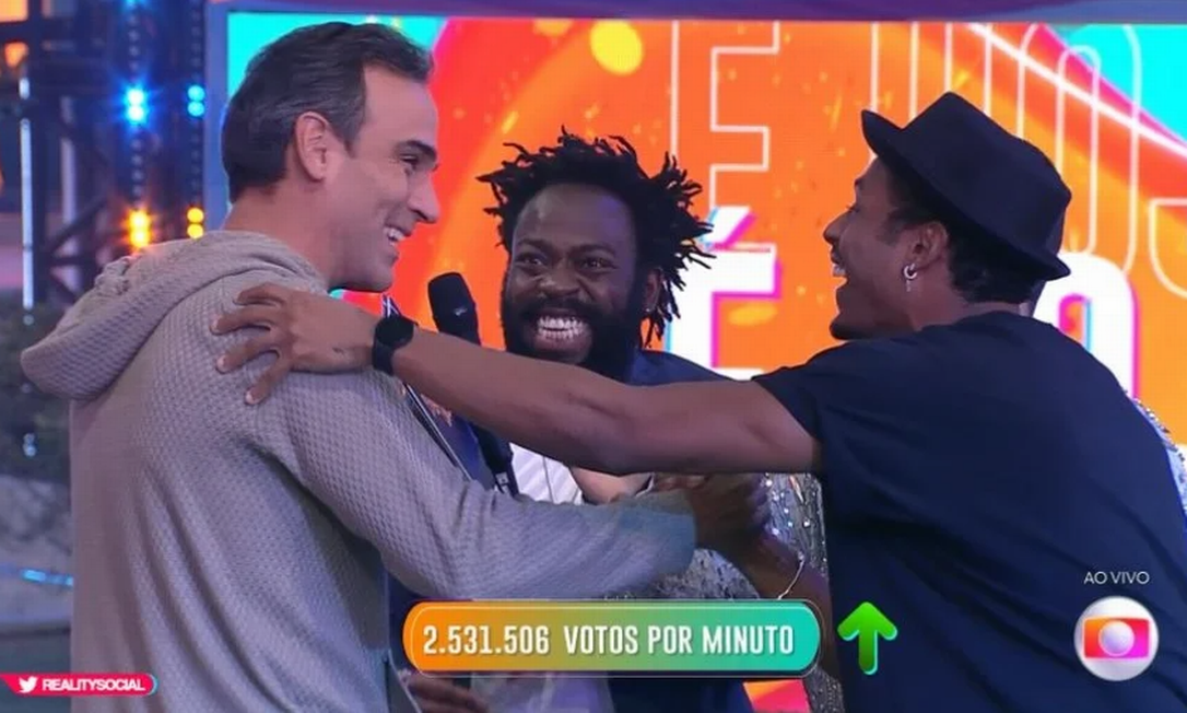 Tadeu abraçado aos finalistas do BBB 22 Foto: Reprodução