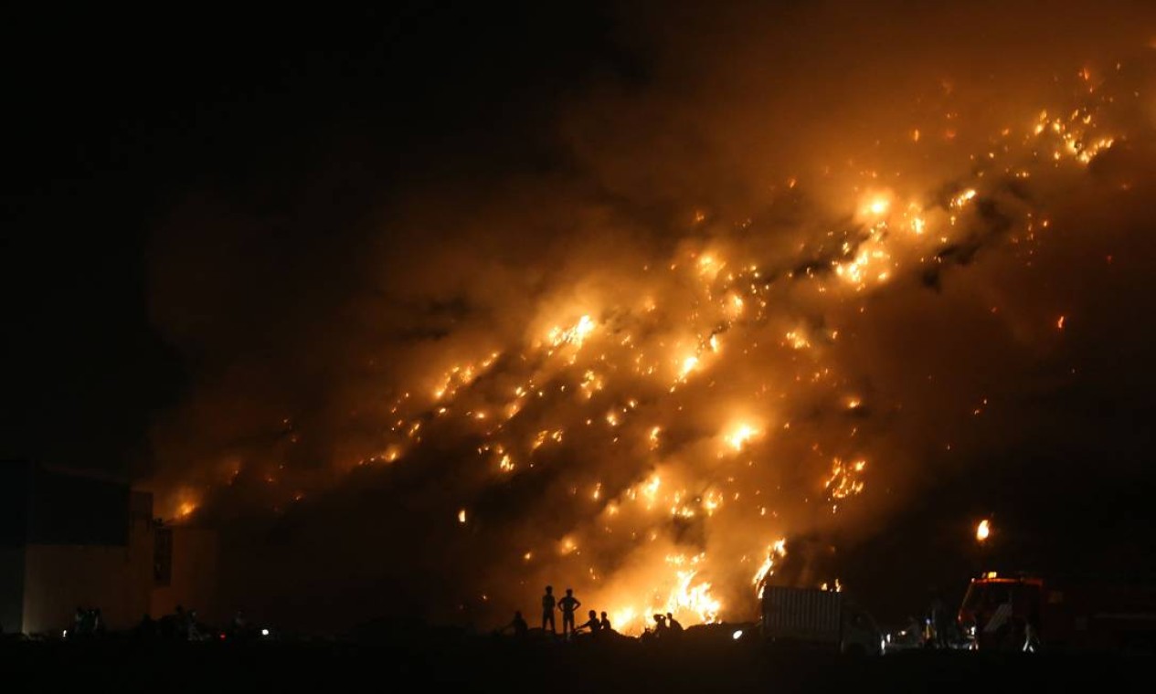 Incêndio atinge depósito de lixo em Nova Délhi Foto: DEEPAK / AFP