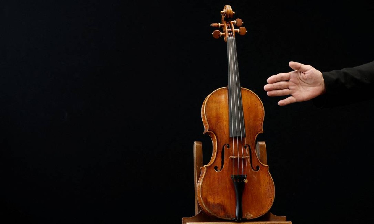 Raro violino de 1736, do luthier italiano Guarneri del Gesu, é exibido durante uma prévia da mídia na casa de leilões Aguttes, em Neuilly-sur-Seine, perto de Paris Foto: BENOIT TESSIER / REUTERS