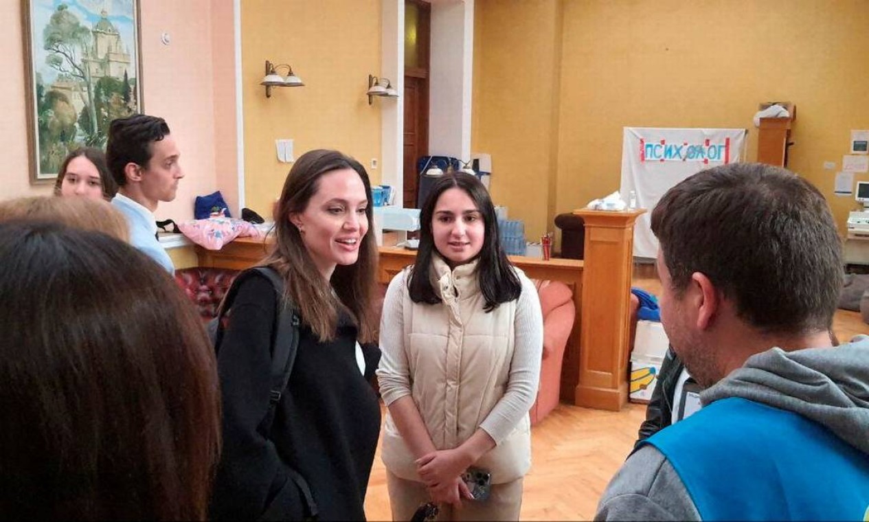 Angelina Jolie em estação de Lviv, em meio à invasão russa na Ucrânia, em 30 de abril de 2022 Foto: UKRZALIZNYTSIA / VIA REUTERS