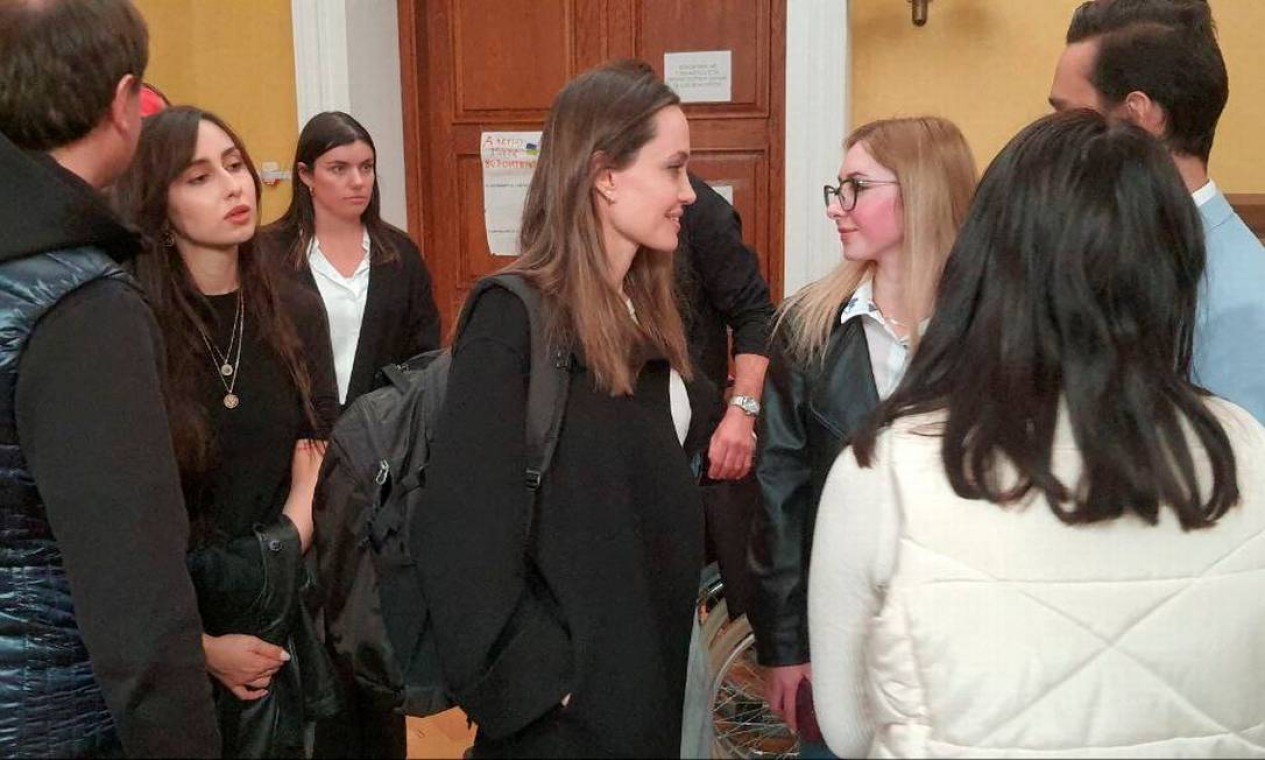 Angelina Jolie em visita a uma estação na Ucrânia, em 30 de abril de 2022 Foto: UKRZALIZNYTSIA / VIA REUTERS