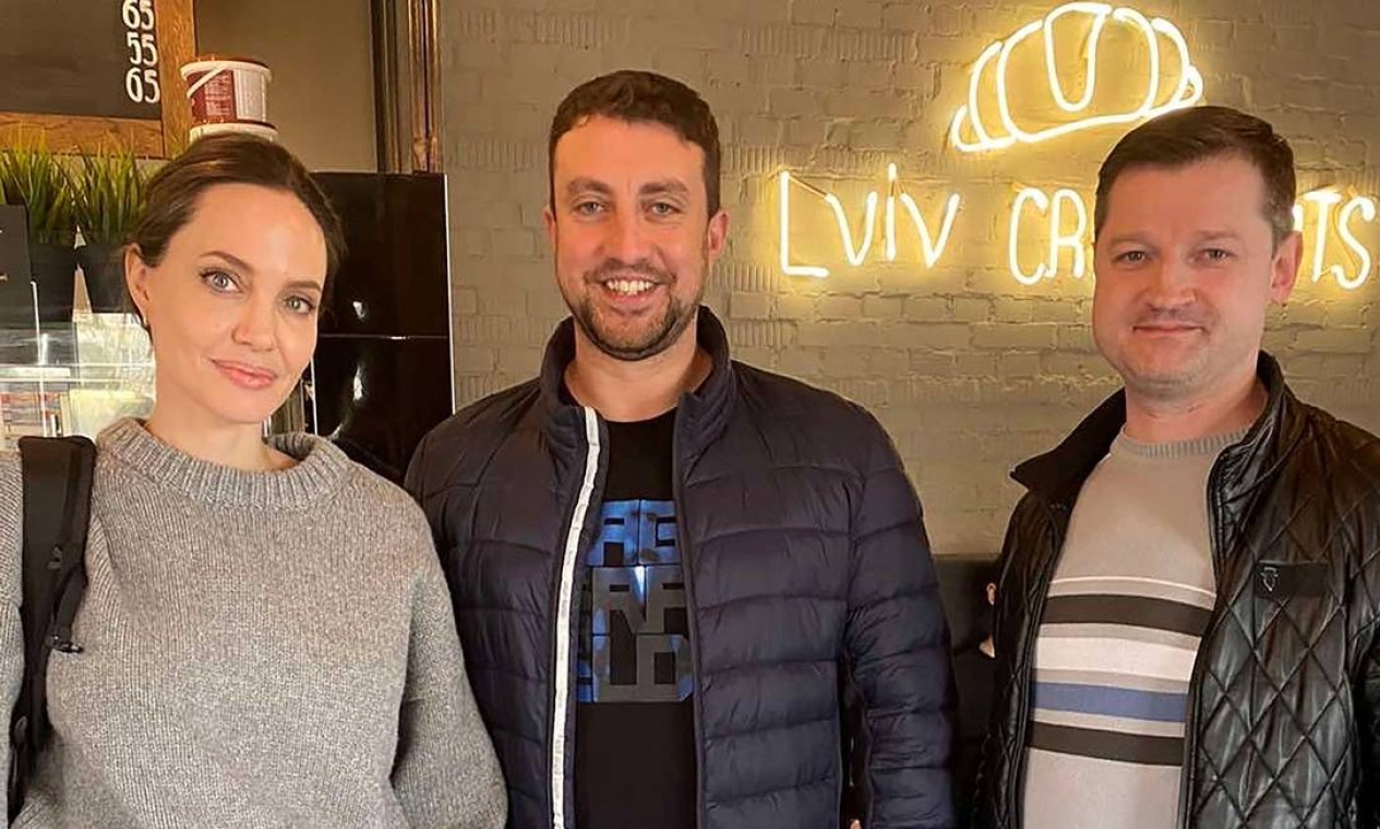 Angelina Jolie com Andriy Galickiy, fundador da Lviv Croissants, durante sua visita a Lviv, em meio à invasão russa da Ucrânia em 30 de abril de 2022 Foto: ANDRIY GALICKIY / VIA REUTERS