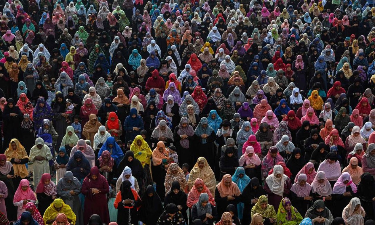 Devotas muçulmanas fazem suas orações durante o início do festival Eid al-Fitr, que marca o fim do mês sagrado do Ramadã, em Chennai Foto: ARUN SANKAR / AFP