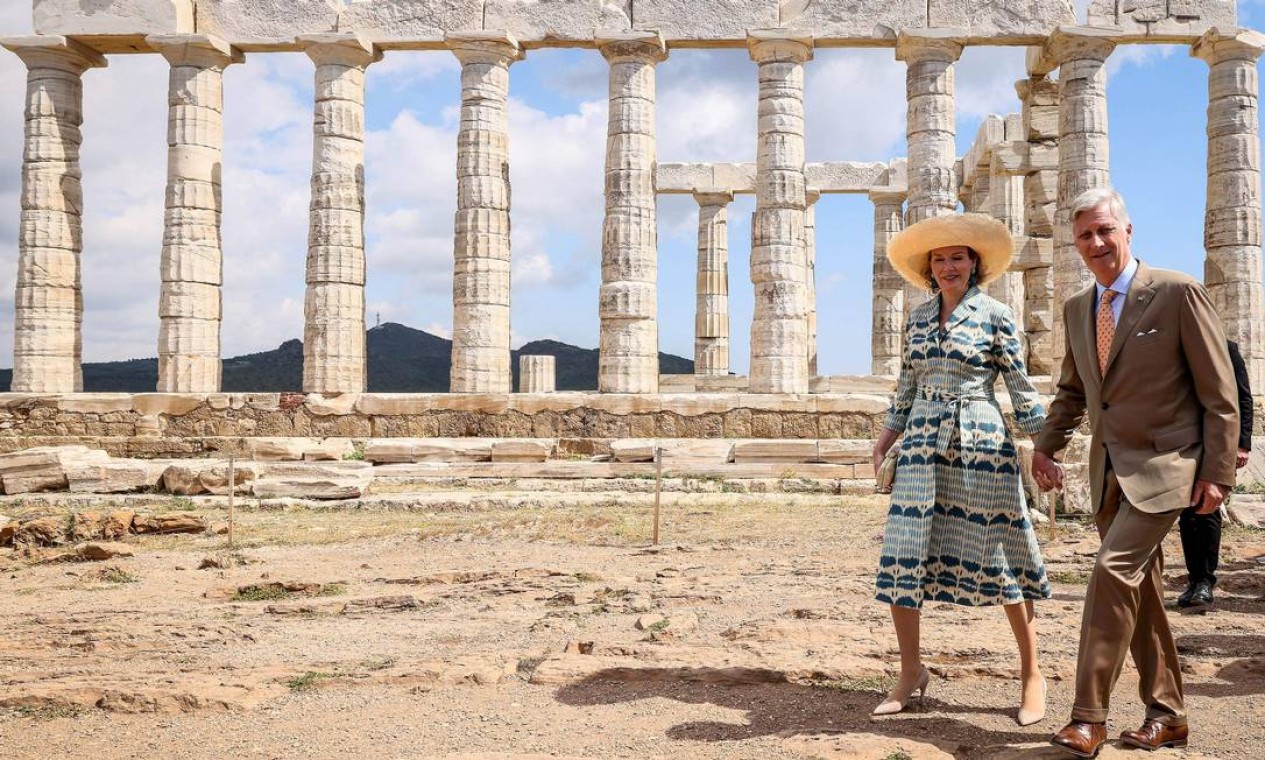 A rainha Mathilde, da Bélgica, e o rei Philippe visitam o Templo de Poseidon, na Grécia Foto: BENOIT DOPPAGNE / AFP