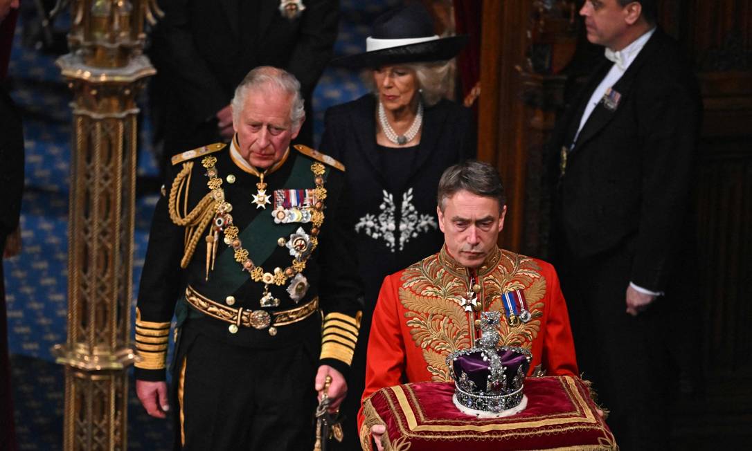 O príncipe Charles e a duquesa de Cornwall, Camila, seguem atrás da Coroa Imperial Britânica na Câmara dos Lordes Foto: BEN STANSALL / AFP