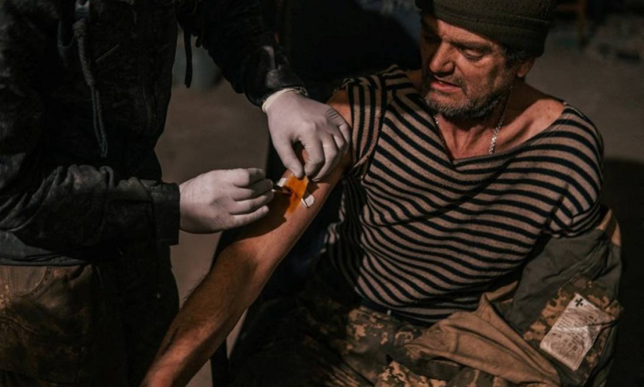 Soldado ucraniano recebe atendimento médico em bunker dentro de siderúrgica Foto: AZOV REGIMENT PRESS SERVICE / via REUTERS