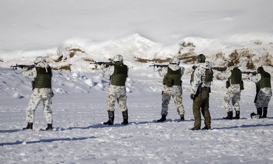 Soldados finlandeses da Brigada Karelia, uma das três brigadas de prontidão no país, em exercício em março Foto: LAURI HEINO / AFP