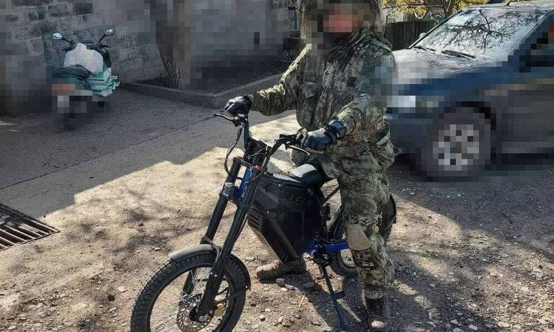 Combatente ucraniano utilizando uma motocicleta elétrica Foto: Reprodução