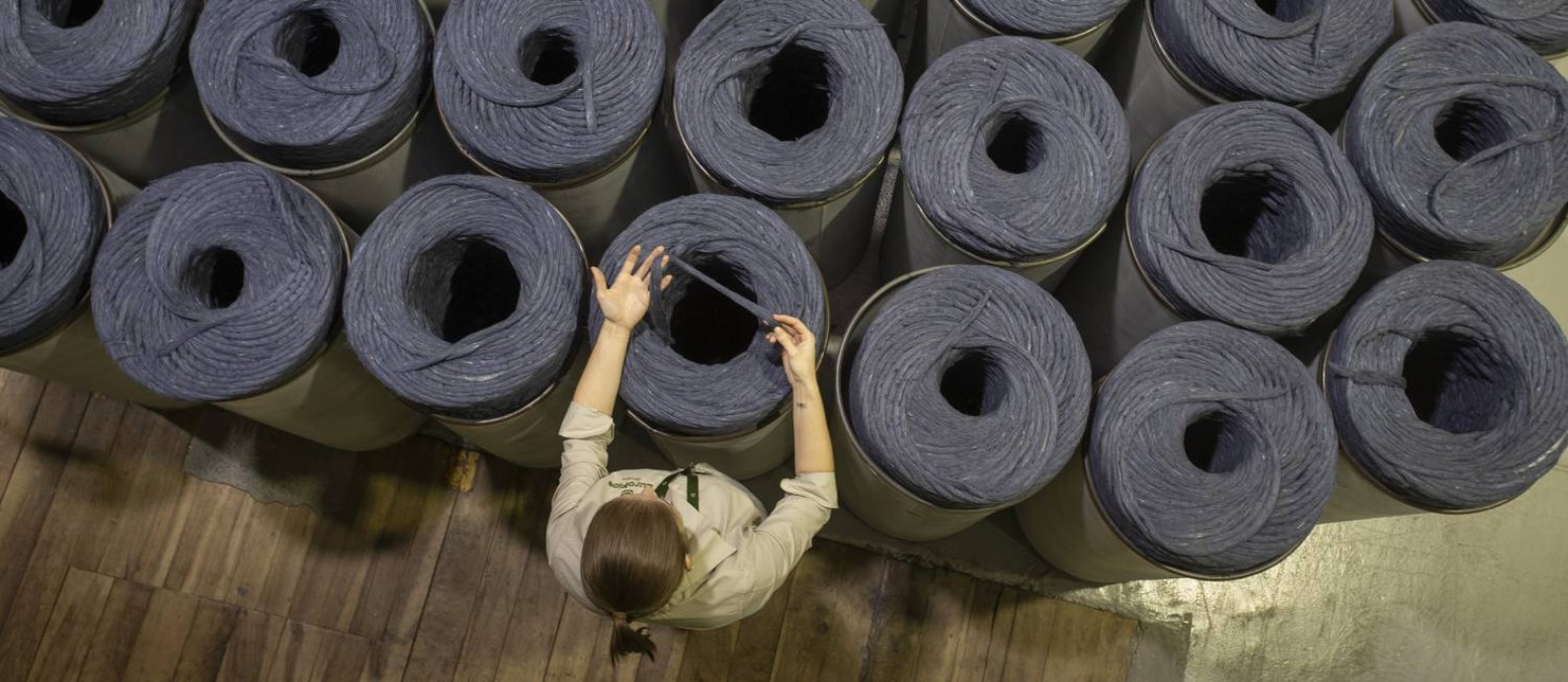 Funcionária examina novelos na fábrica da EuroFios, que recicla roupas usadas em parceria com a Malwee no interior de Santa Catarina: projeto-piloto deu origem a 1.500 blusões. Próximo passo é dar escala à tecnologia Foto: Marcia Foletto / Agência O Globo