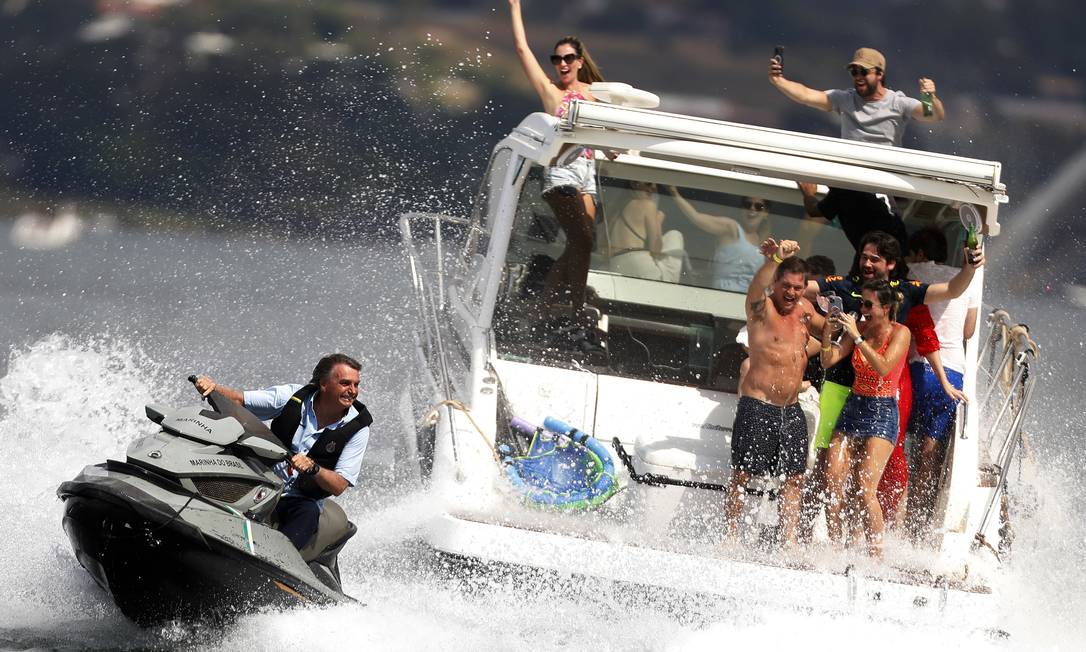 Jair Bolsonaro anda de Jet Ski durante "Lanchaciata" de apoiadores do governo no Lago Paranoá. Foto: CRISTIANO MARIZ / Agência O Globo