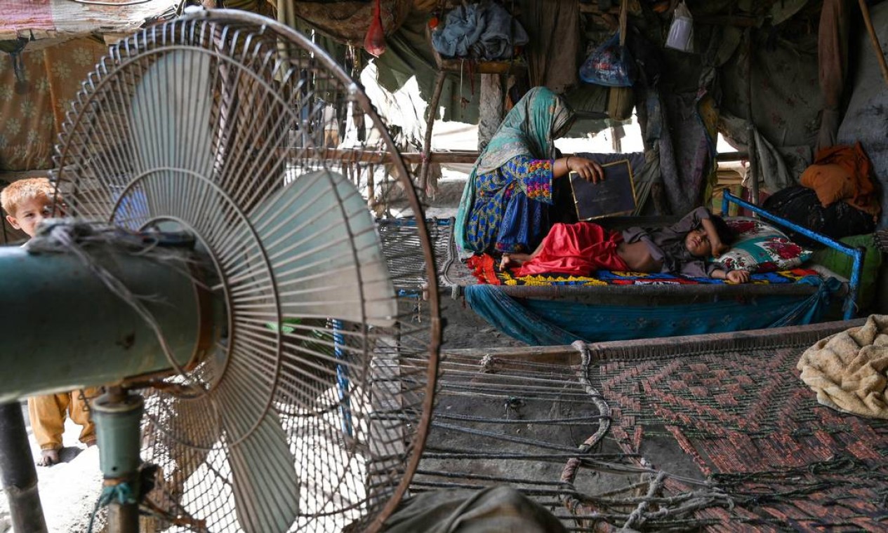 Mulher abana seu filho em meio a um corte de energia durante uma onda de calor em Jacobabad, no sul da província de Sindh, no Paquistão Foto: AAMIR QURESHI / AFP