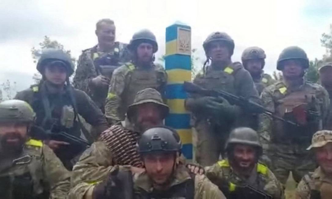 Soldados ucranianos ao redor de marco fronteiriço supostamente na região de Kharkiv em foto divulgada pelo Ministério da Defesa da Ucrânia Foto: UKRAINIAN MINISTRY OF DEFENCE / via REUTERS