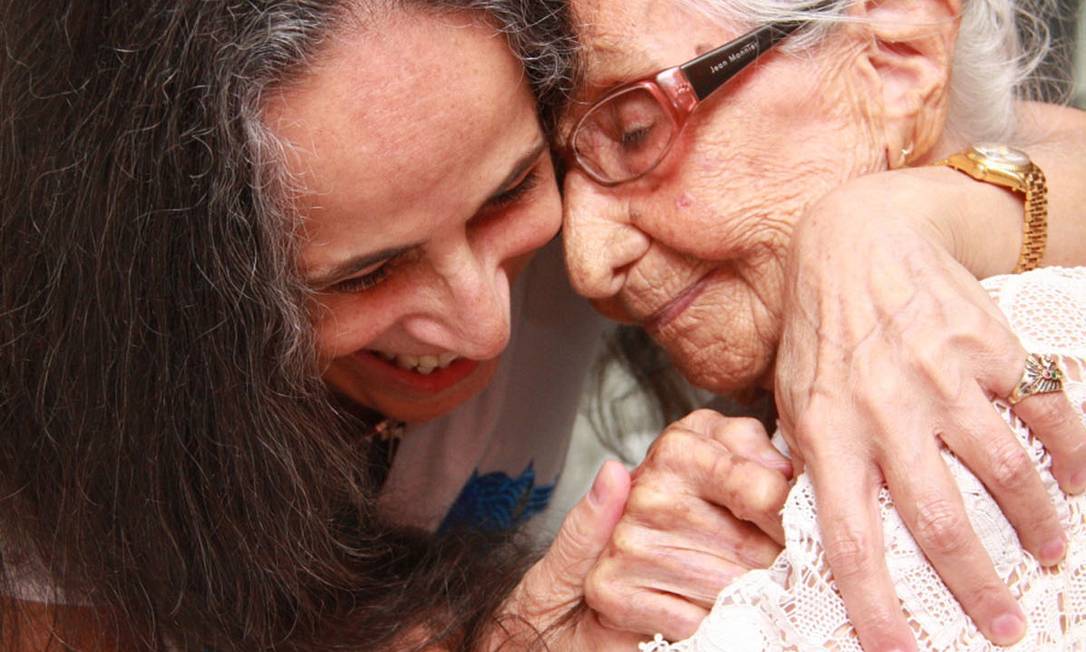 Foto de 2010: Maria Bethânia com a mãe Foto: Angeluci Figueiredo
