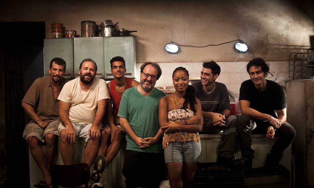 
O diretor José Eduardo Belmonte (de camisa verde) e os atores Milhem Cortaz, Otávio Muller, Marcelo Melo Jr., Mariana Nunes, Caio Blat e Gabriel Braga Nunes
Foto: Guillermo Giansanti / Agência O Globo