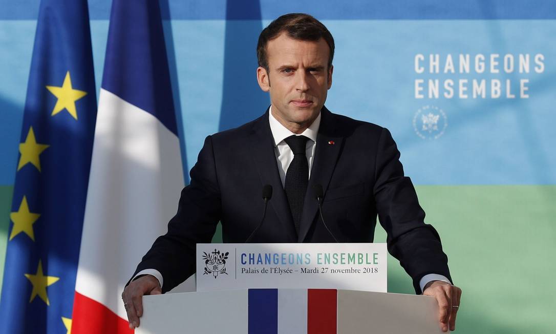 O presidente francês Emmanuel Macron discursa no Palácio do Eliseu em sua apresentação "Estratégia para a Transição Ecológica" Foto: IAN LANGSDON / AFP