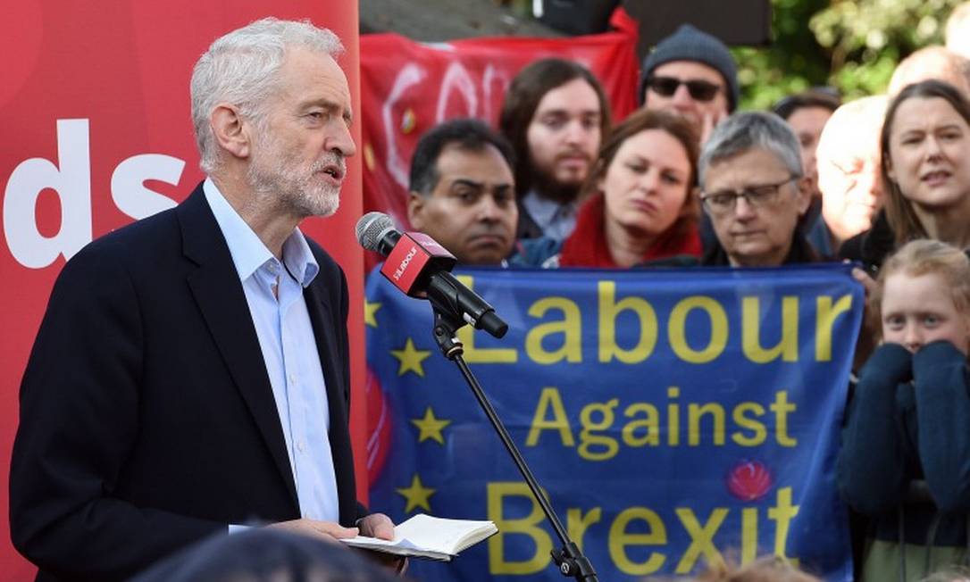 O então líder do Partido Trabalhista britânico Jeremy Corbyn, em um comício em Broxtowe, na Inglaterra Foto: OLI SCARFF / AFP