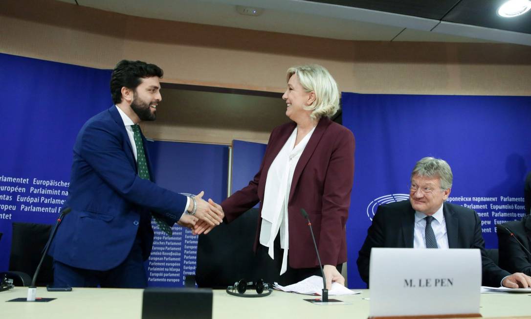 O italiano Marco Zanni, da Liga, aperta a mão da francesa Marine Le Pen durante uma entrevista coletiva em Bruxelas Foto: ARIS OIKONOMOU / AFP 12-6-19