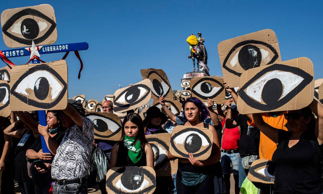 Protesto lembra os mais de 300 casos em que manifestantes foram feridos nos olhos por balas de borracha; embaixador disse que casos devem ser investigados e punidos Foto: MARTIN BERNETTI / AFP/10-12-2019