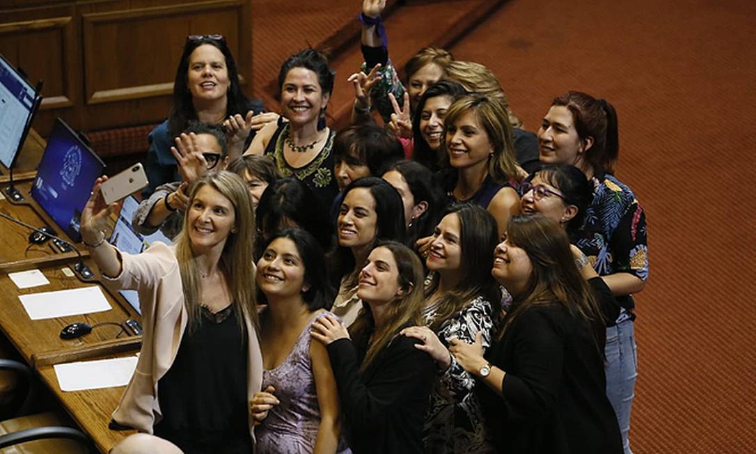 Deputadas de partidos de direita e de esquerda tiram selfie após aprovarem paridade de gênero e cotas para índios Foto: Reprodução