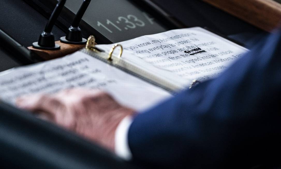 Um close up de notas para um discurso de Donald Trump mostra que ele riscou a palavra "corona" e escreveu "chinês" Foto: Jabin Botsford/ The Washington Post