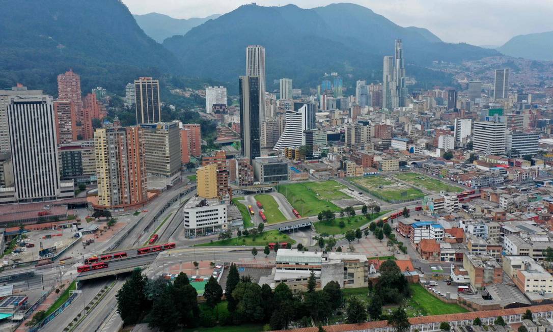 Visão aérea de avenidas desertas de Bogotá nesta segunda-feira Foto: RAUL ARBOLEDA / AFP