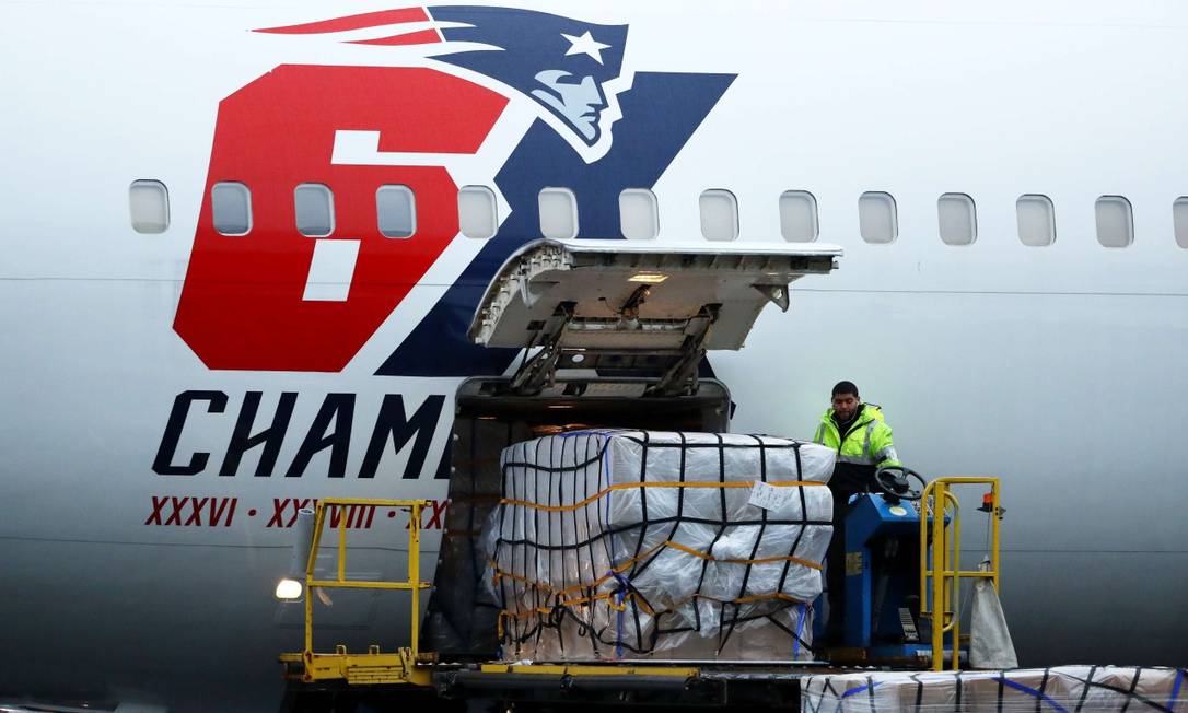 Avião do time de futebol americano The New England Patriots descarrega carga de máscaras compradas na China Foto: Maddie Meyer / AFP