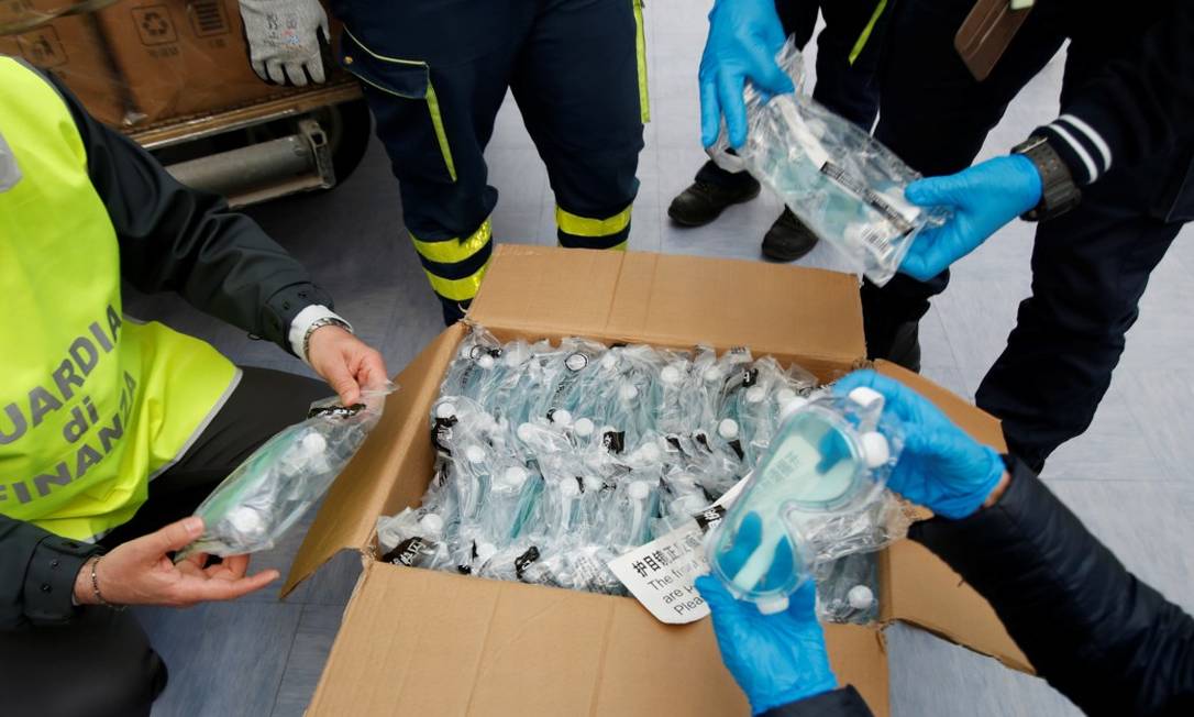 Óculos de vigilância chineses são verificados após chegarem de avião a um aeroporto Foto: ALESSANDRO GAROFALO / REUTERS