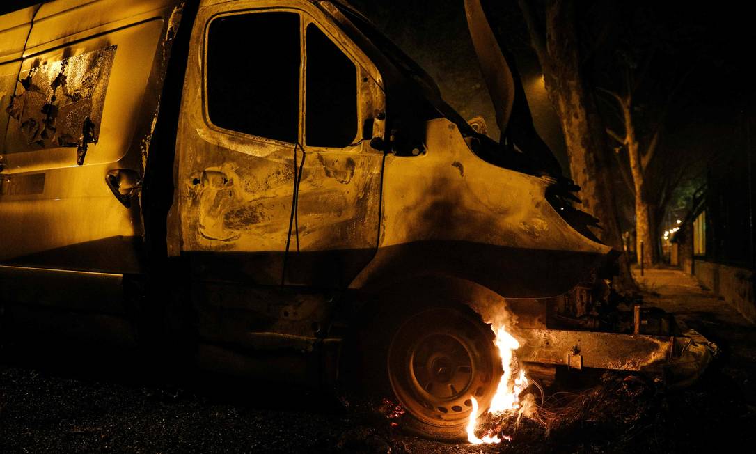 Roda de uma van é queimada, em Villeneuve-la-Garenne, após confronto entre moradores do subúrbio de Paris e a polícia Foto: GEOFFROY VAN DER HASSELT / AFP