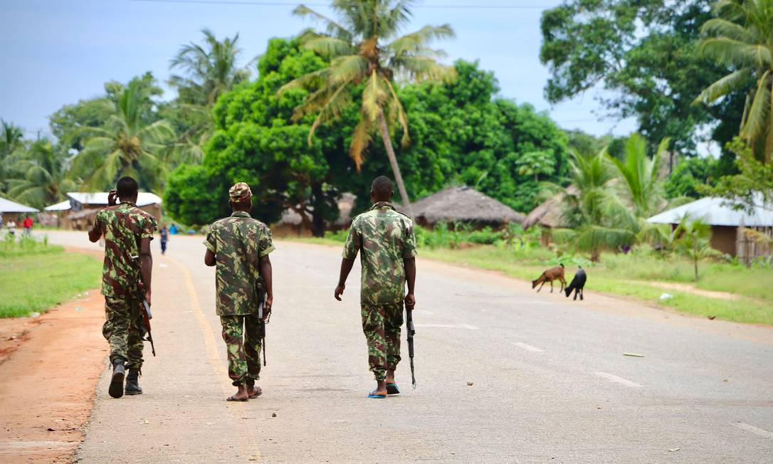 Soldados moçambicanos patrulham Mocimboa da Praia, província de Cabo Delgado Foto: ADRIEN BARBIER / AFP