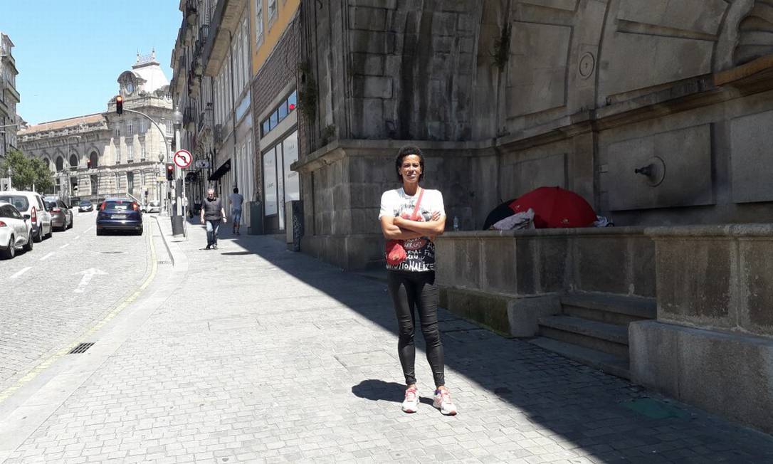 Cláudia Cristina, a Nikita, brasileira que saiu da Rocinha e hoje mora na rua no Porto, em Portugal. Foto: Gian Amato / Agência O Globo 2-7-20