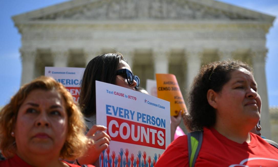 Manifestação em abril de 2019 para que Censo dos Estados Unidos não incluísse pergunta sobre a cidadania Foto: MANDEL NGAN / AFP 23-4-19