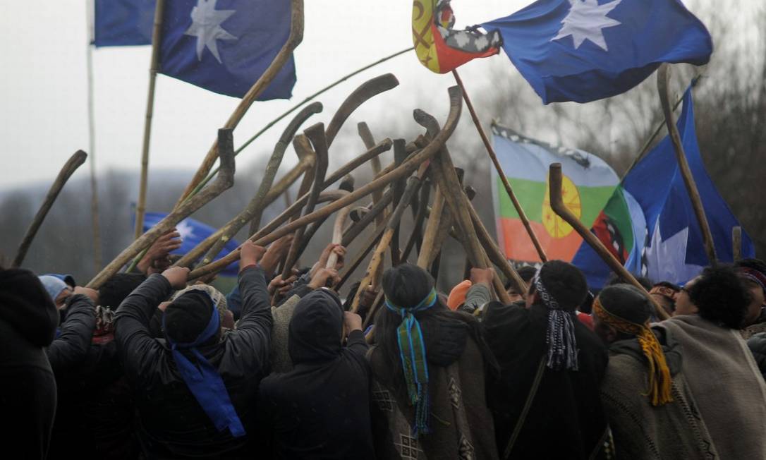 Membros da comunidade mapuche se reúnem numa cerimônia tradicional para discutir o impasse com o Estado chileno em Temuco: sem reconhecimento como povo indígena Foto: JOSE LUIS SAAVEDRA / REUTERS