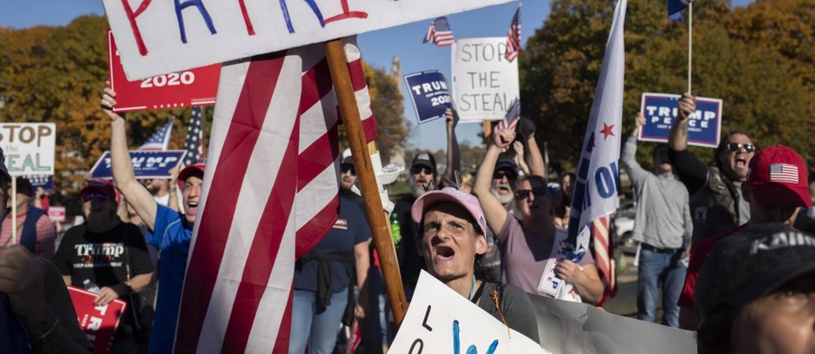 Apoiadores de Trump se manifestam do lado de fora da Assembleia da Pensilvânia, onde Biden venceu. Mentiras sobre derrota manterão base mobilizada Foto: VICTOR J. BLUE / NYT