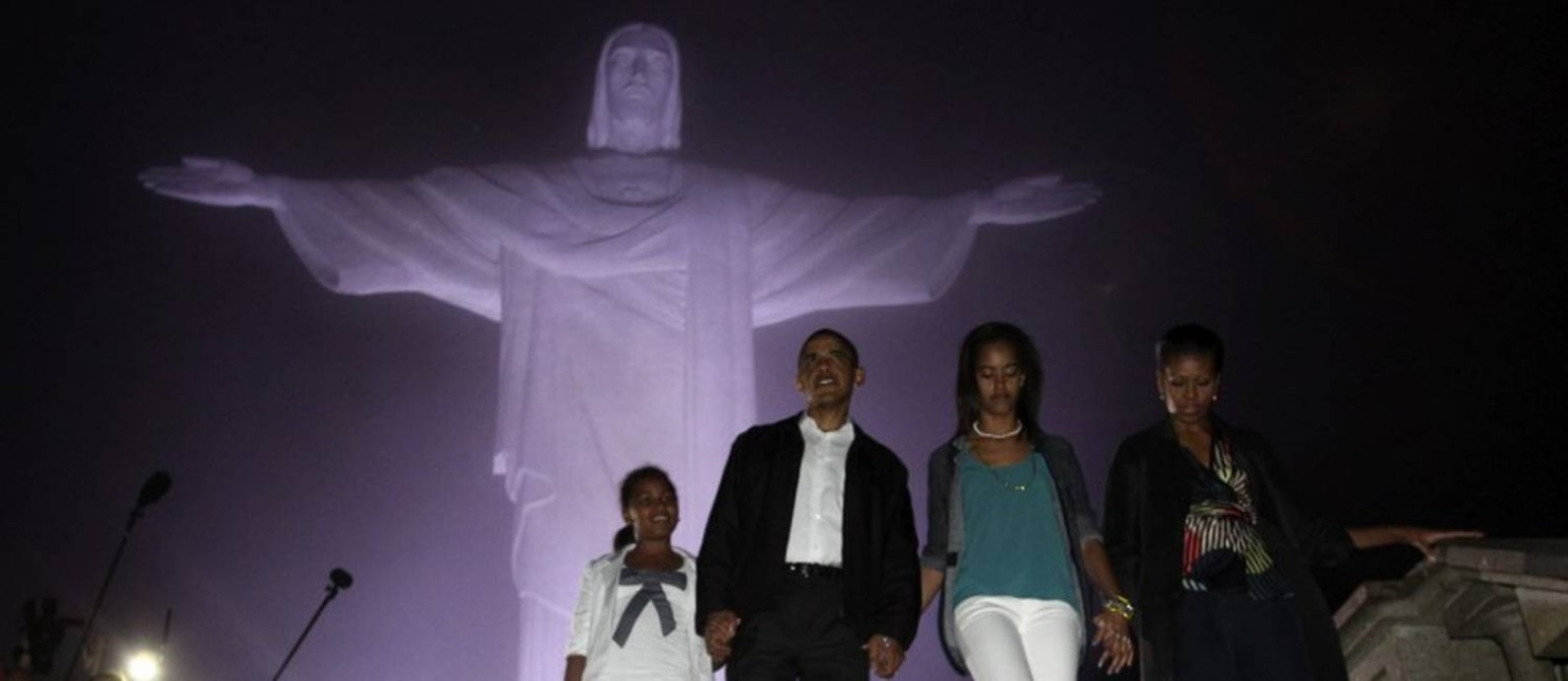 O então presidente dos Estados Unidos Barack Obama, a primeira-dama Michelle Obama e as suas filhas Sasha (e) e Malia no Cristo Redentor em viagem ao Rio de Janeiro em março de 2011 Foto: JASON REED / Reuters 20-3-11