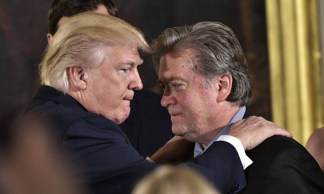 O presidente dos Estados Unidos, Donald Trump, saúda seu então conselheiro Steve Bannon em uma cerimônia na Casa Branca no dia 22 de janeiro de 2017 Foto: MANDEL NGAN / AFP