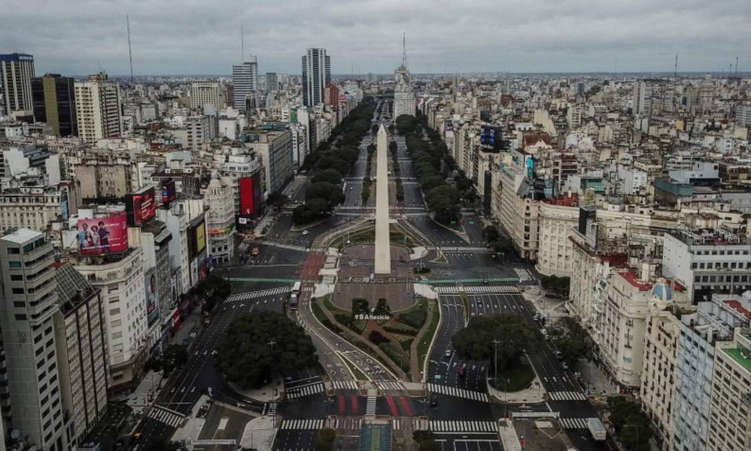 Uma vista aérea mostra o Obelisco na avenida 9 de Julio durante o segundo dia de bloqueio imposto pelo governo em Buenos Aires Foto: CARLOS REYES / AFP