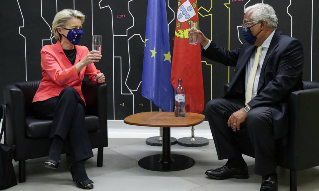 A presidente da Comissão Europeia, Ursula Von der Leyen, e o premier português, António Costa, brindam com água a aprovação do plano português para a recuperação de sua economia Foto: TIAGO PETINGA / AFP