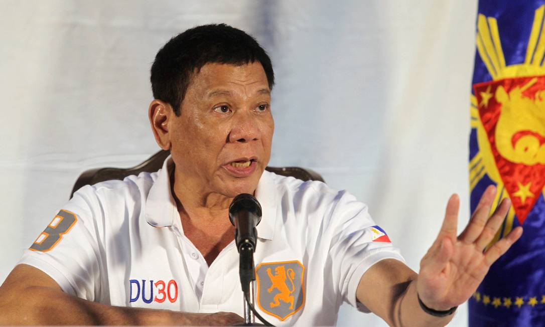 O presidente das Filipinas Rodrigo Duterte ameaçou, em pronunciamento televisionado, prender quem não tomar vacina Foto: LEAN DAVAL JR / Reuters